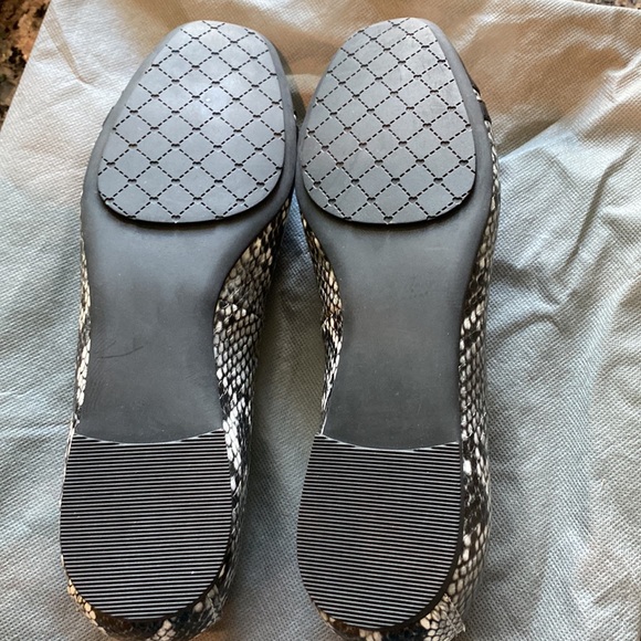 Isaac Mizrahi Flats-Snakeskin Black Style-New. Gifted-not my style. Spotless. - Picture 4 of 4